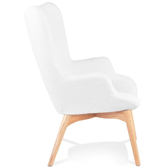 Scandinavische oorfauteuil &#039;TRAPEUR&#039; van witte boucl&eacute;stof